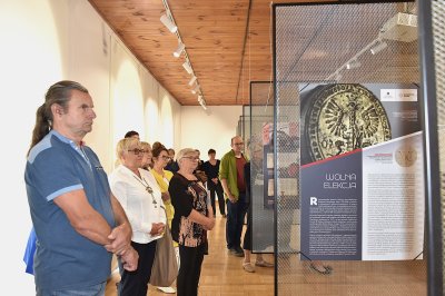 Okładka albumu: Bezsenne głowy, co dżwigają korony - otwarcie wystawy